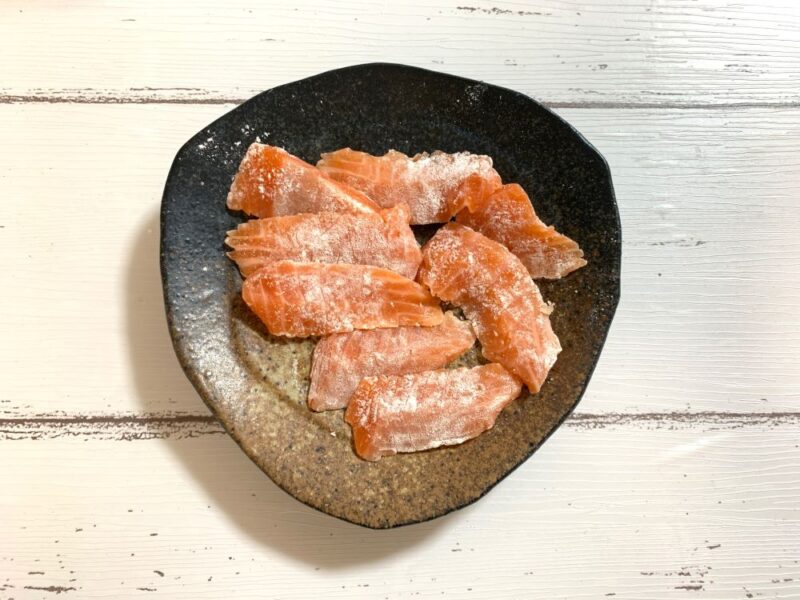 BLW　離乳食　手づかみ食べ　サーモン　鮭　しゃけ　ソテー　ムニエル　レシピ　初期　5ヶ月　6ヶ月　タンパク質