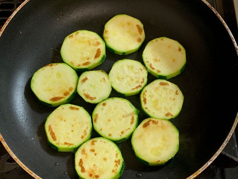 BLW　離乳食　補完食　ズッキーニ　手づかみ食べ　レシピ　グリル　切り方　初期　中期　野菜　輪切り