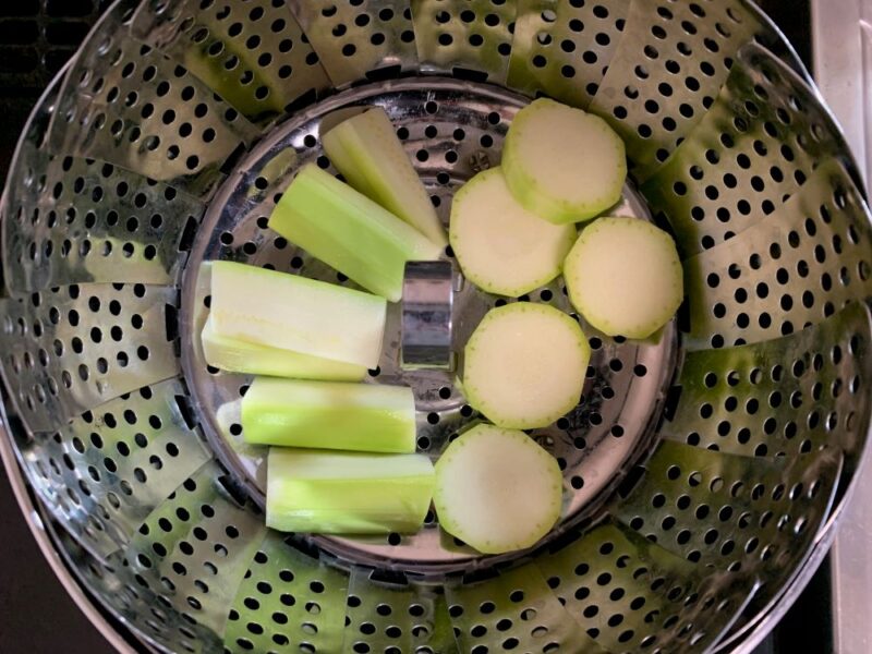 BLW　離乳食　補完食　ズッキーニ　手づかみ食べ　レシピ　蒸し器　切り方　初期　中期　野菜　輪切り　スティック