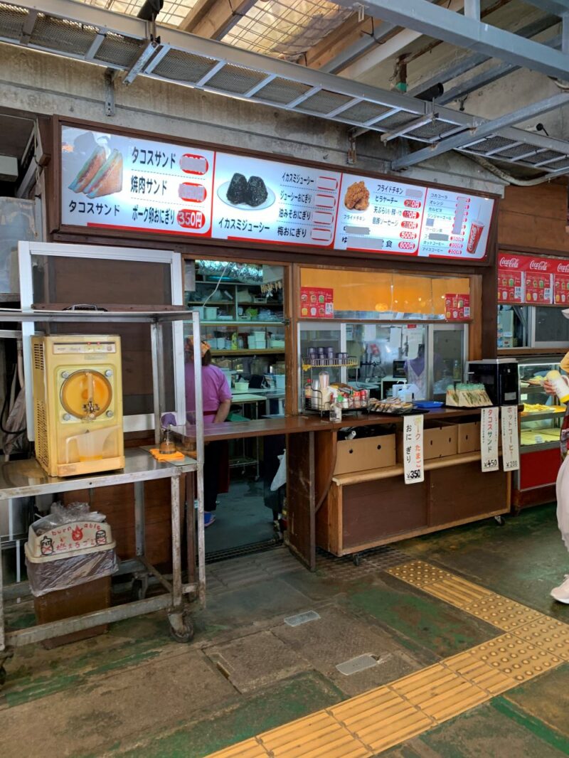 おんなの駅　なかゆくい市場　道の駅　美ら海水族館　割引券　タコスサンド　ポークおにぎり　おにぎらず　フライドチキン