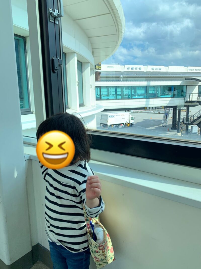 那覇空港　ANA　搭乗前　子連れ旅行　飛行機　沖縄　10月　服装　洋服　フライト　コーデ　２歳