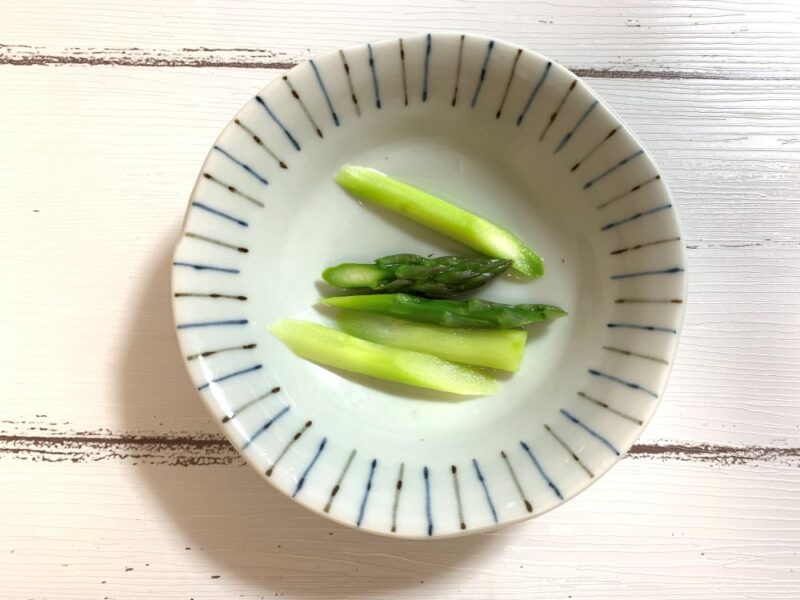 BLW　離乳食　手づかみ食べ　アスパラ　アスパラガス　野菜　大きさ　サイズ　切り方　茹で方　電子レンジ